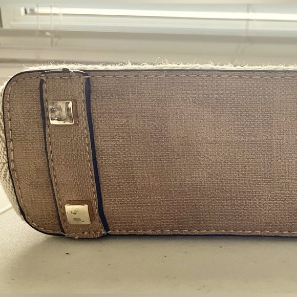 Simply Noella Tote with Cross Body Herringbone
Fabric - Picture 4 of 10